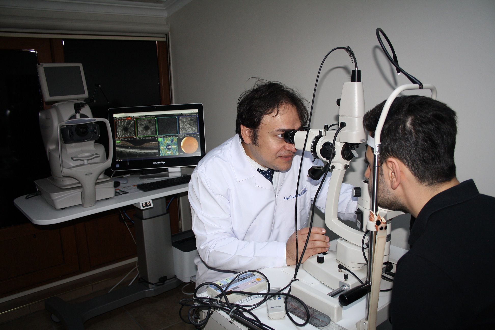 - Göz Hastalıkları Uzmanı Op. Dr. Barış Kömür “İlaçsız göz anjiyografisi ile  teşhis ve tedavi mümkün”